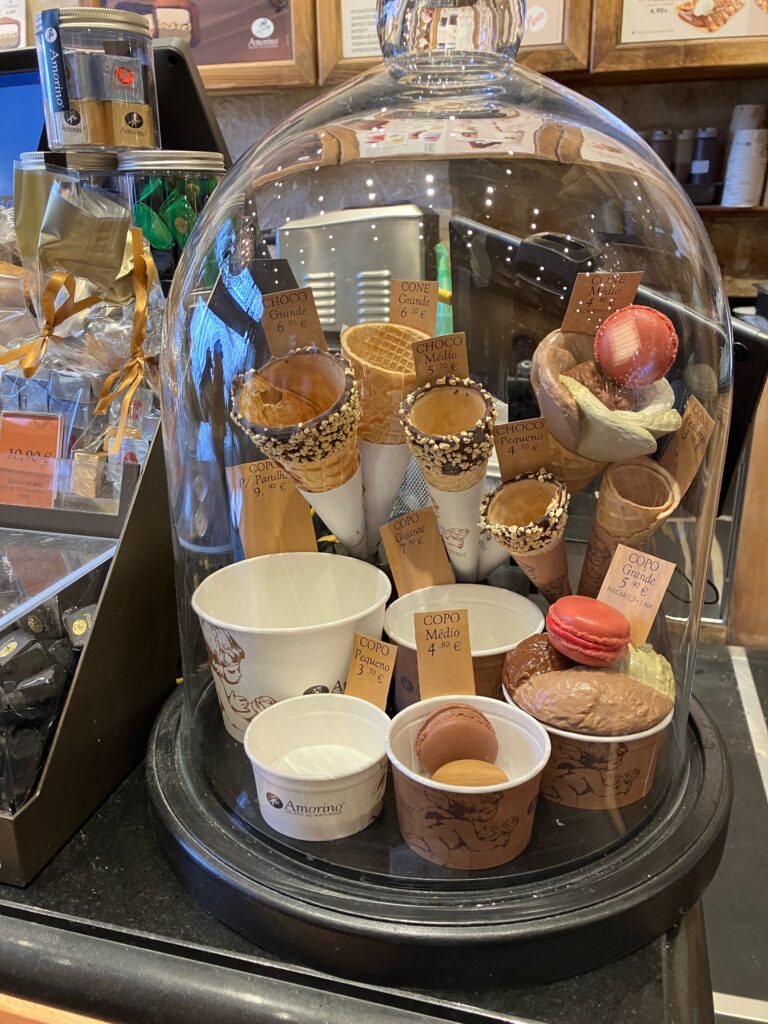 ポルトガルおすすめスイーツ店AMORINO GELATO - PORTO SANTA CATARINAのディスプレイ