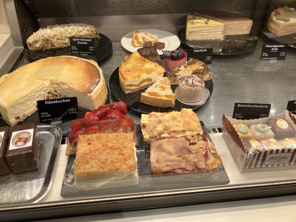老舗「KREUTZKAMM」のショーケースのケーキ