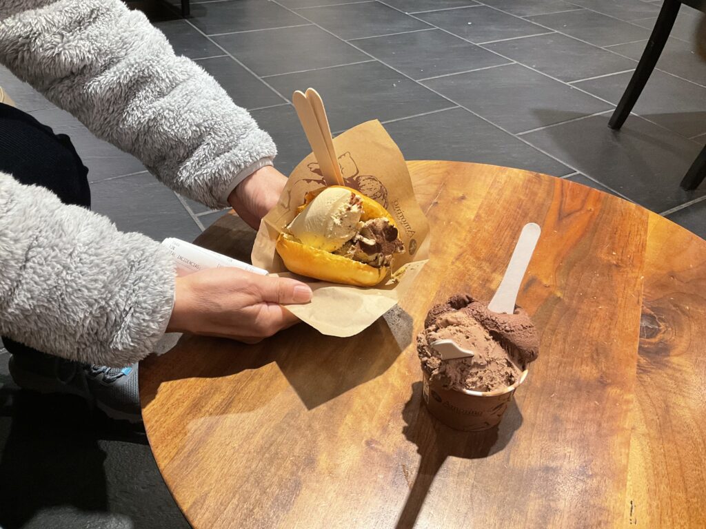 ポルトガルおすすめスイーツ店AMORINO GELATO - PORTO SANTA CATARINAのマリトッツォとジェラート