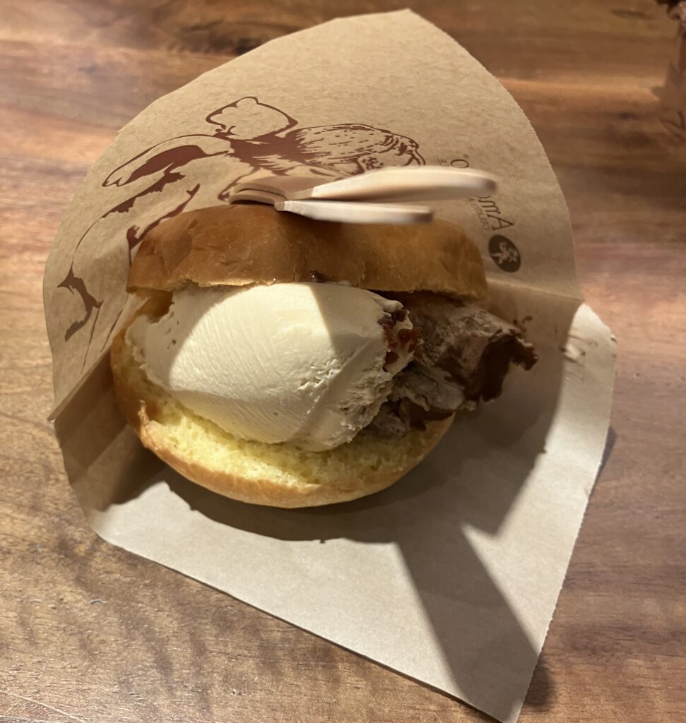 ポルトガルおすすめスイーツ店AMORINO GELATO - PORTO SANTA CATARINAのマリトッツォ