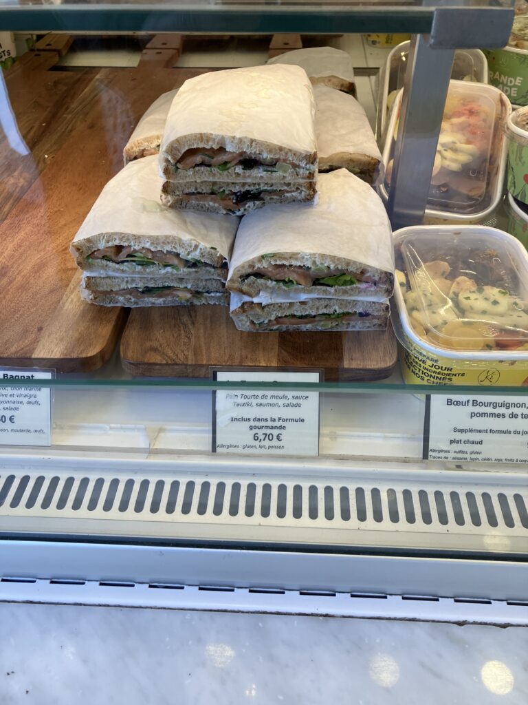 リヨンのベーカリーパン屋MAISON KAYSERのスモークサーモンサンドイッチ