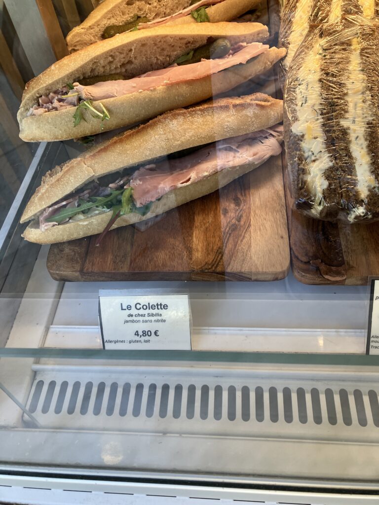 リヨンのベーカリーパン屋MAISON KAYSERのLe Colette(生ハムパケットサンドイッチ)