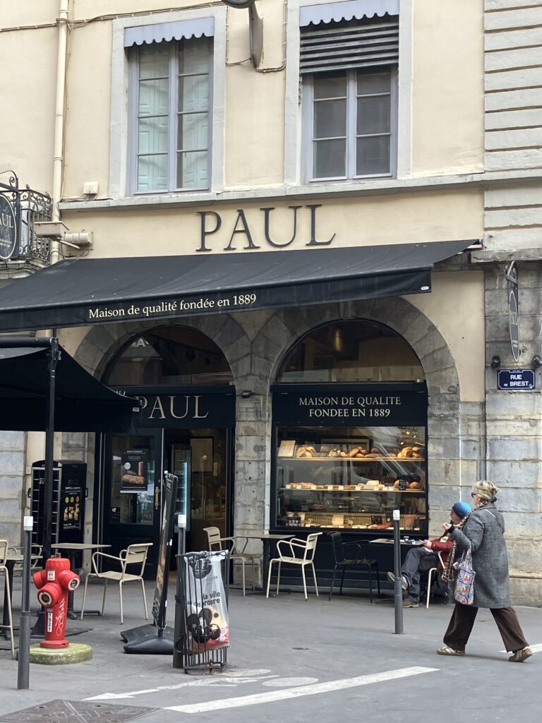 リヨンのベーカリーパン屋PAULの外観