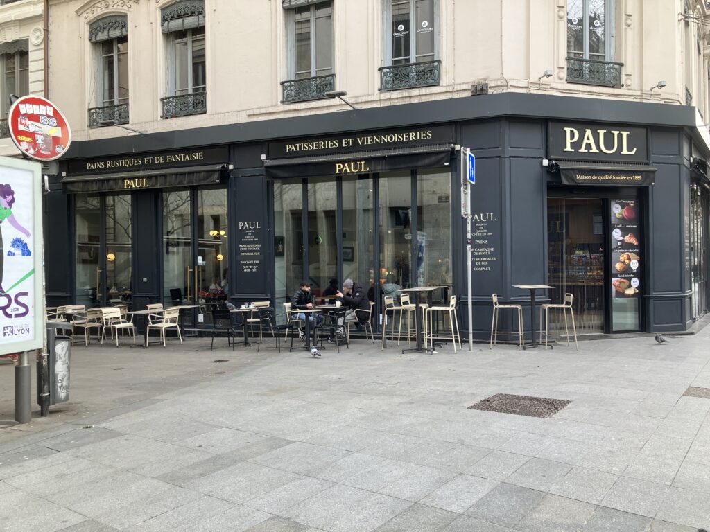 リヨンのベーカリーパン屋PAULの外観