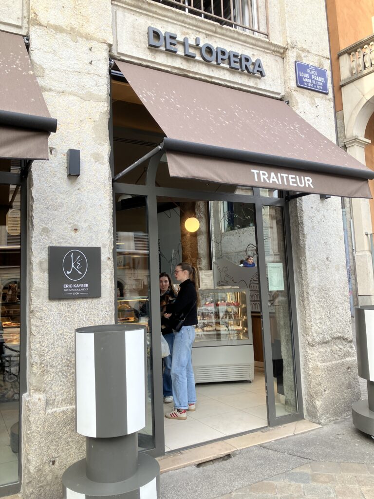 リヨンのベーカリーパン屋おすすめMAISON KAYSERの外観