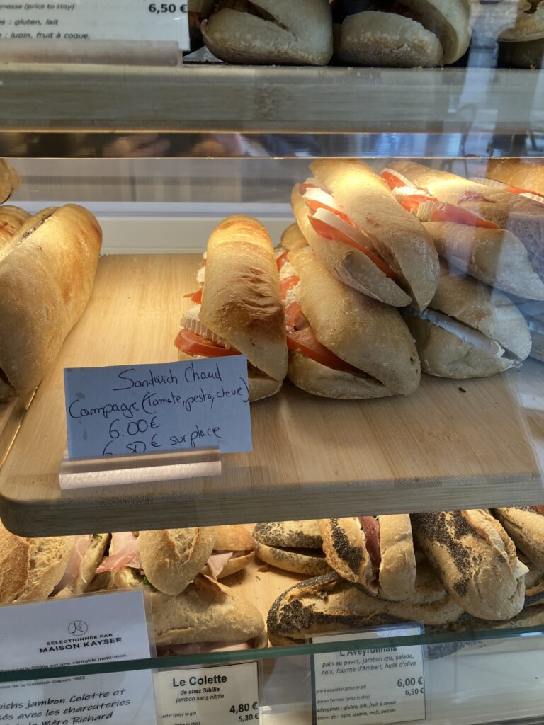 リヨンベーカリーのパン屋MAISON KAYSERのトマト&モッツァレラチーズサンド