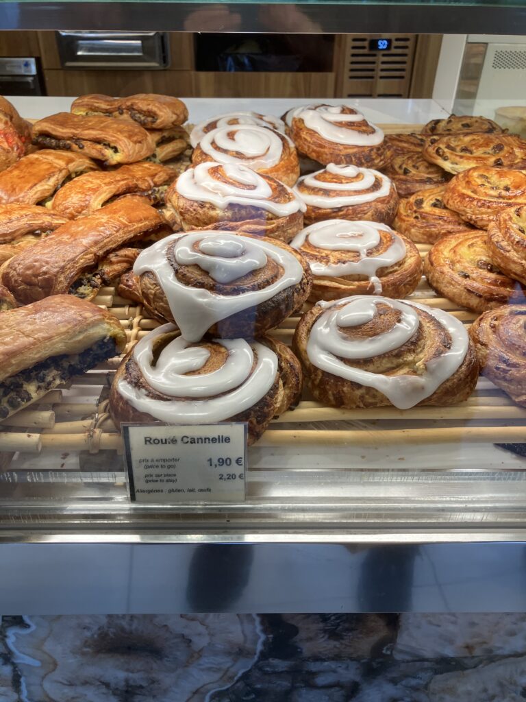 リヨンベーカリーのパン屋MAISON KAYSERのシナモンロール
