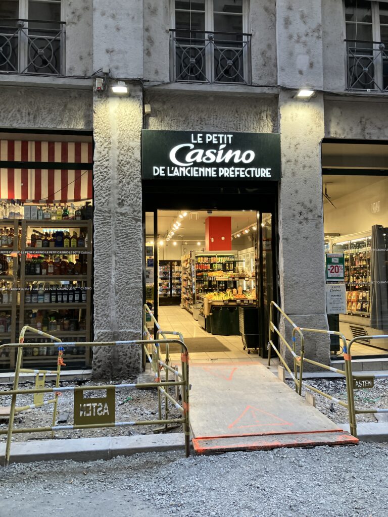 リヨンスーパー入口