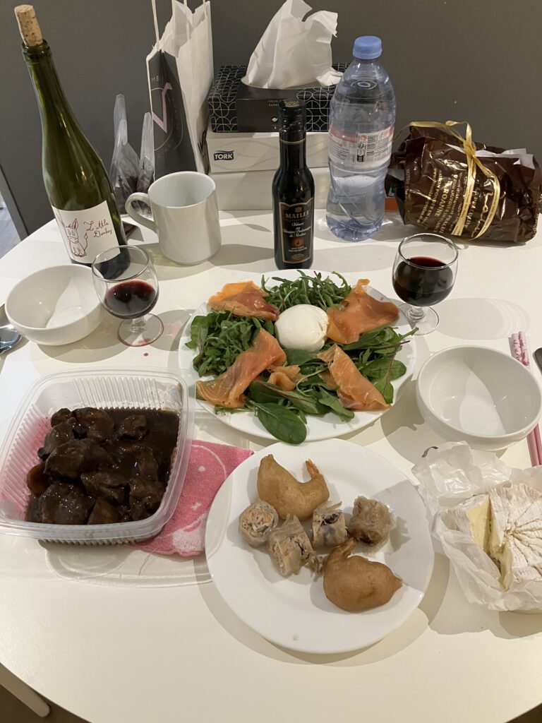 スーパーお惣菜で部屋夕食