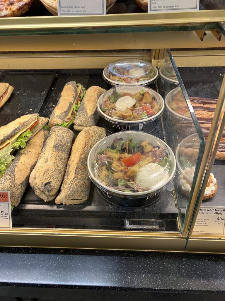 リヨンベーカリーのパン屋PAULのSalade Lyonnaise
(リヨン風サラダ)