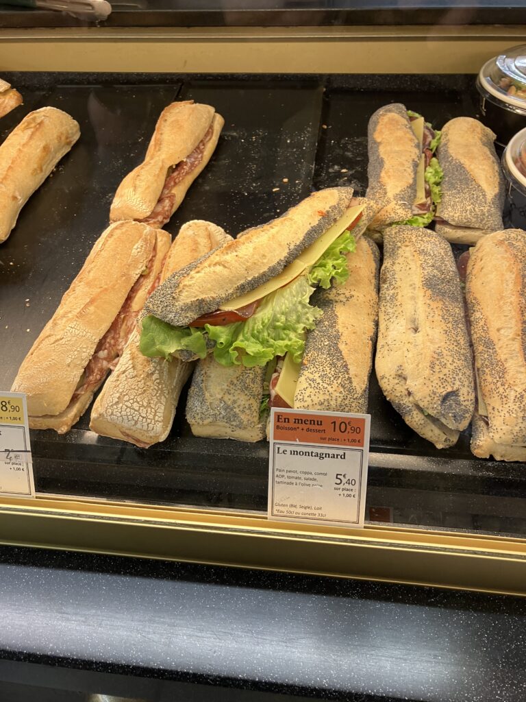 リヨンベーカリーのパン屋PAULのLe chaud poulet
(チキン&チーズサンド)