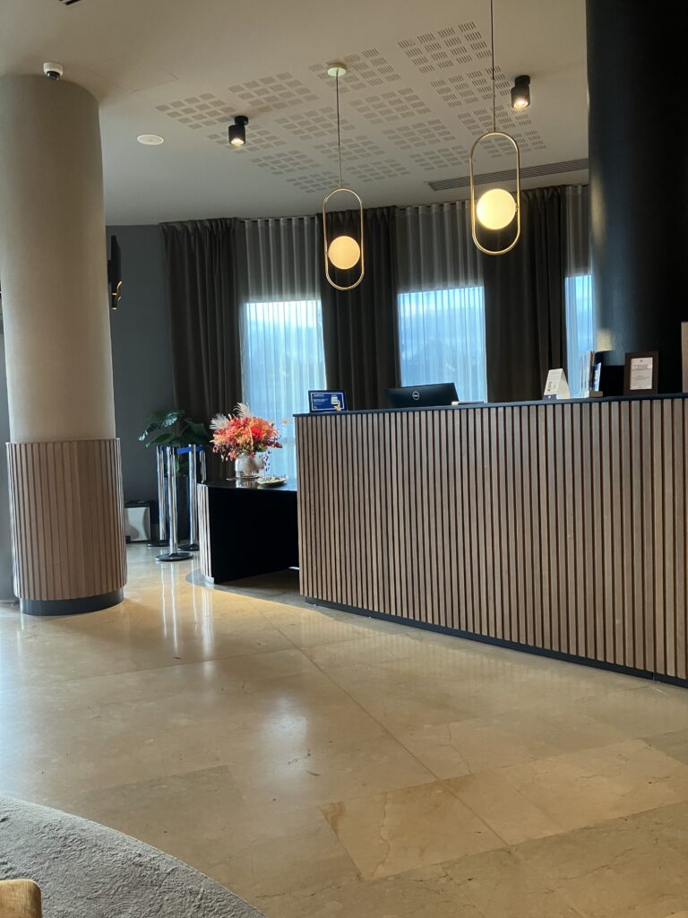 シニアヨーロッパ旅行におすすめのホテルのフロント
