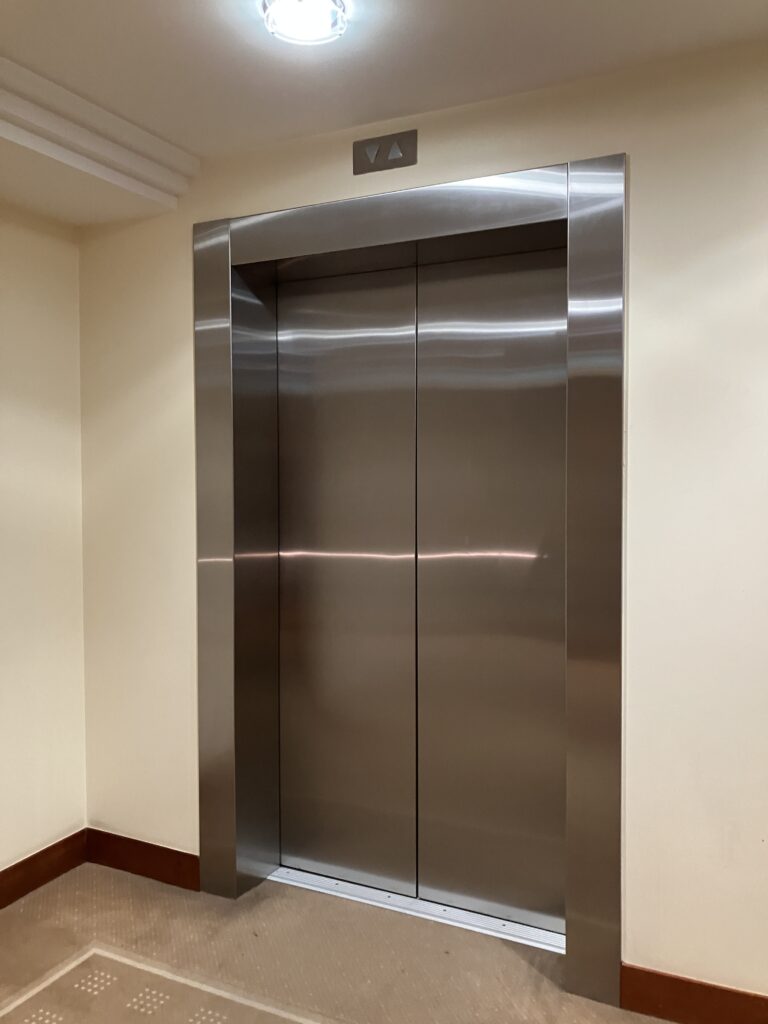 シニアヨーロッパ旅行におすすめのホテルのエレベーター