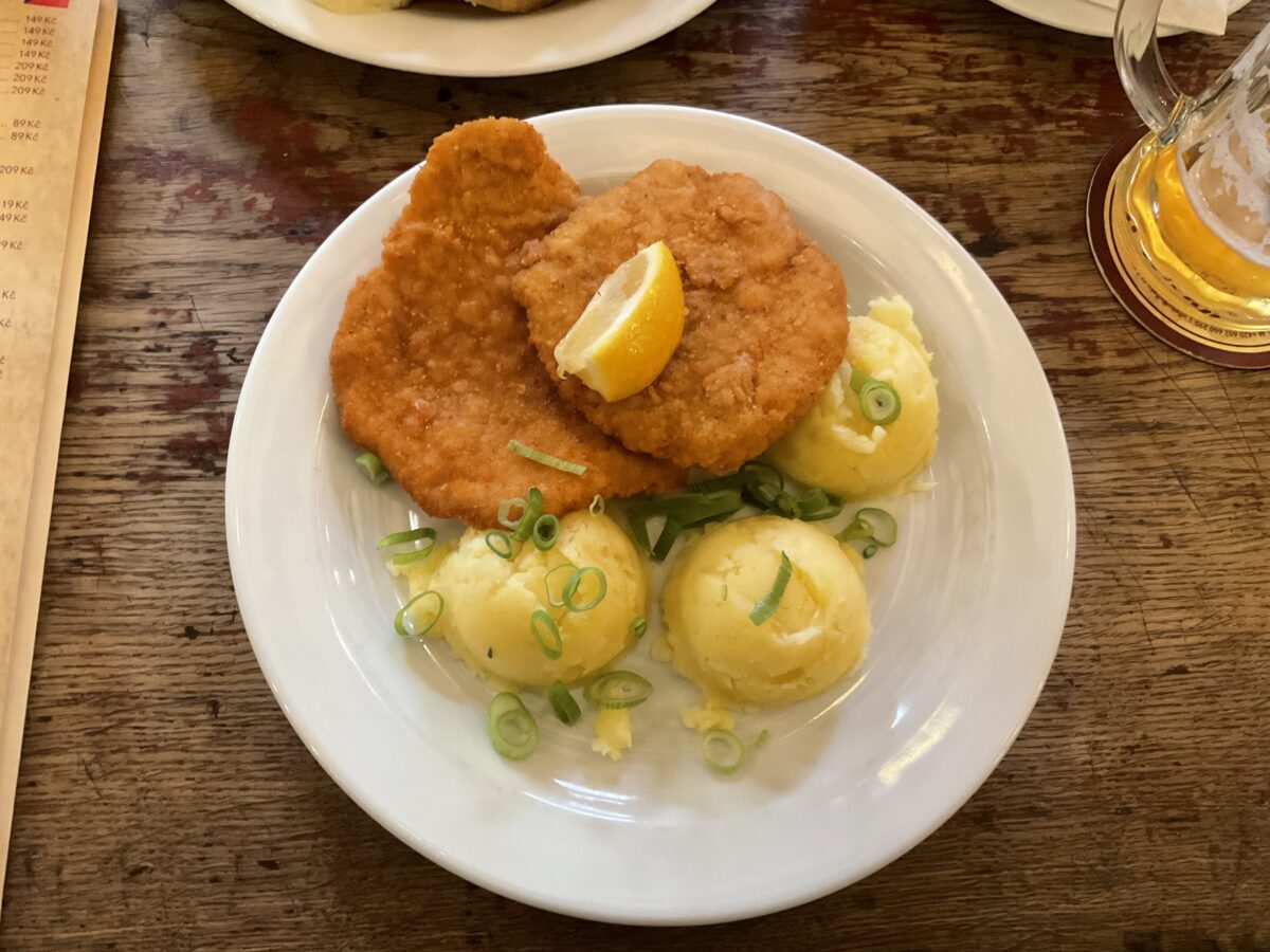 チェコお勧めレストランのポークシュニッツェル