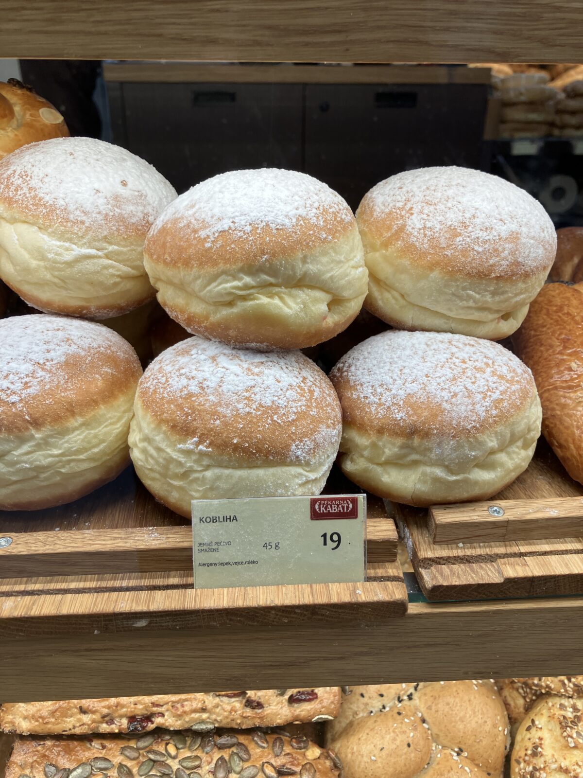 ラハで味わうおすすめスイーツいちごジャム揚げパン