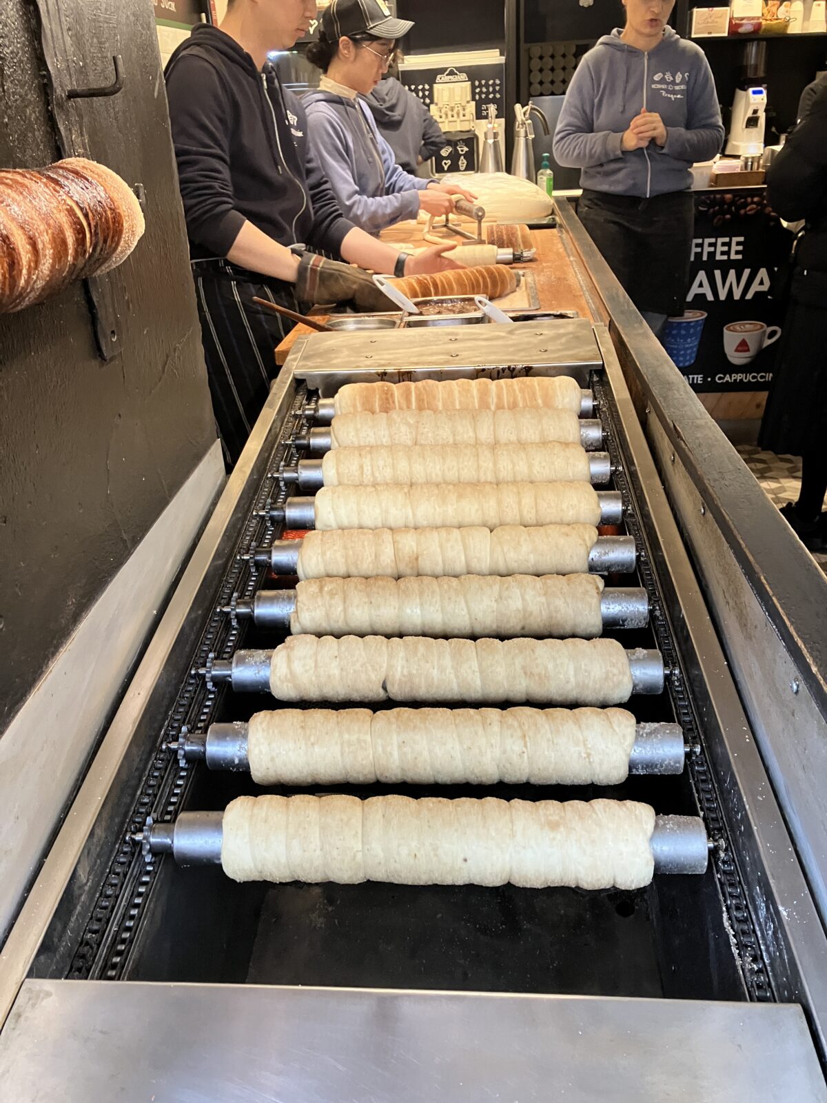 プラハで味わうトルデニークの製造工程
