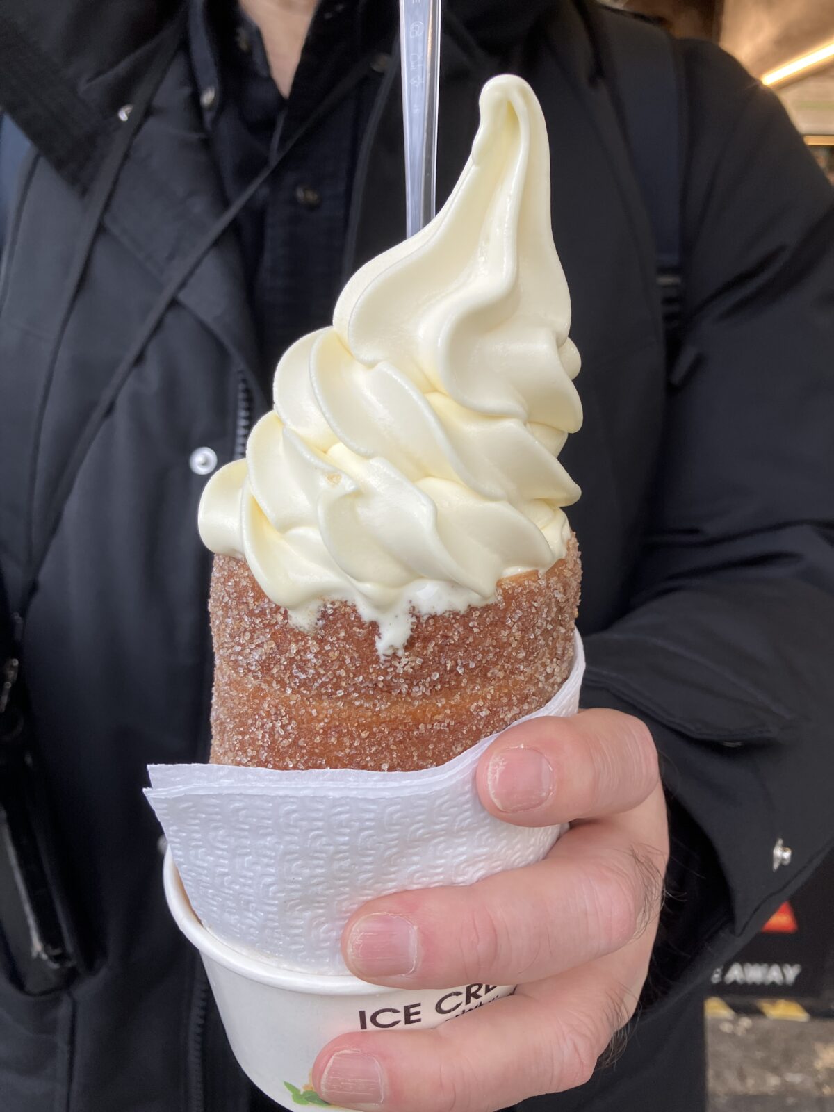 プラハで味わうアイスクリーム入りトルデニーク