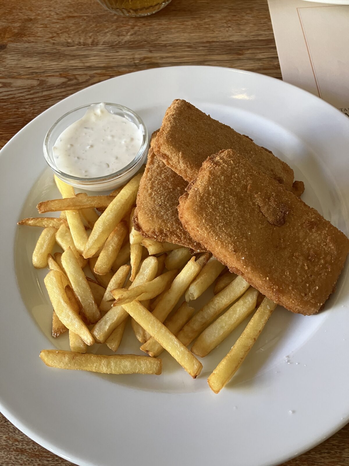 熟成ゴーダチーズフライとポテトチップスのナシタルタルソース