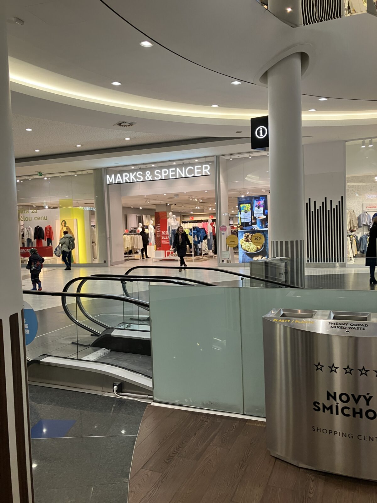 ショッピングセンター店内
