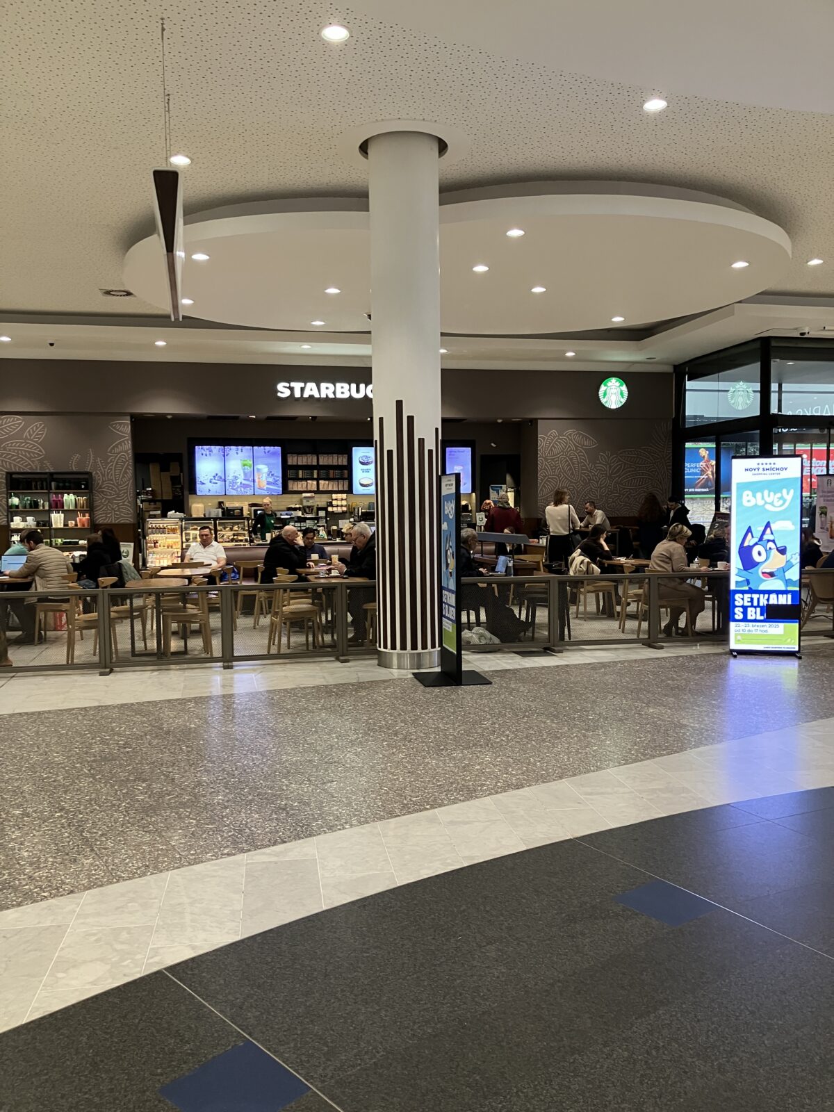 ショッピングセンター店内
