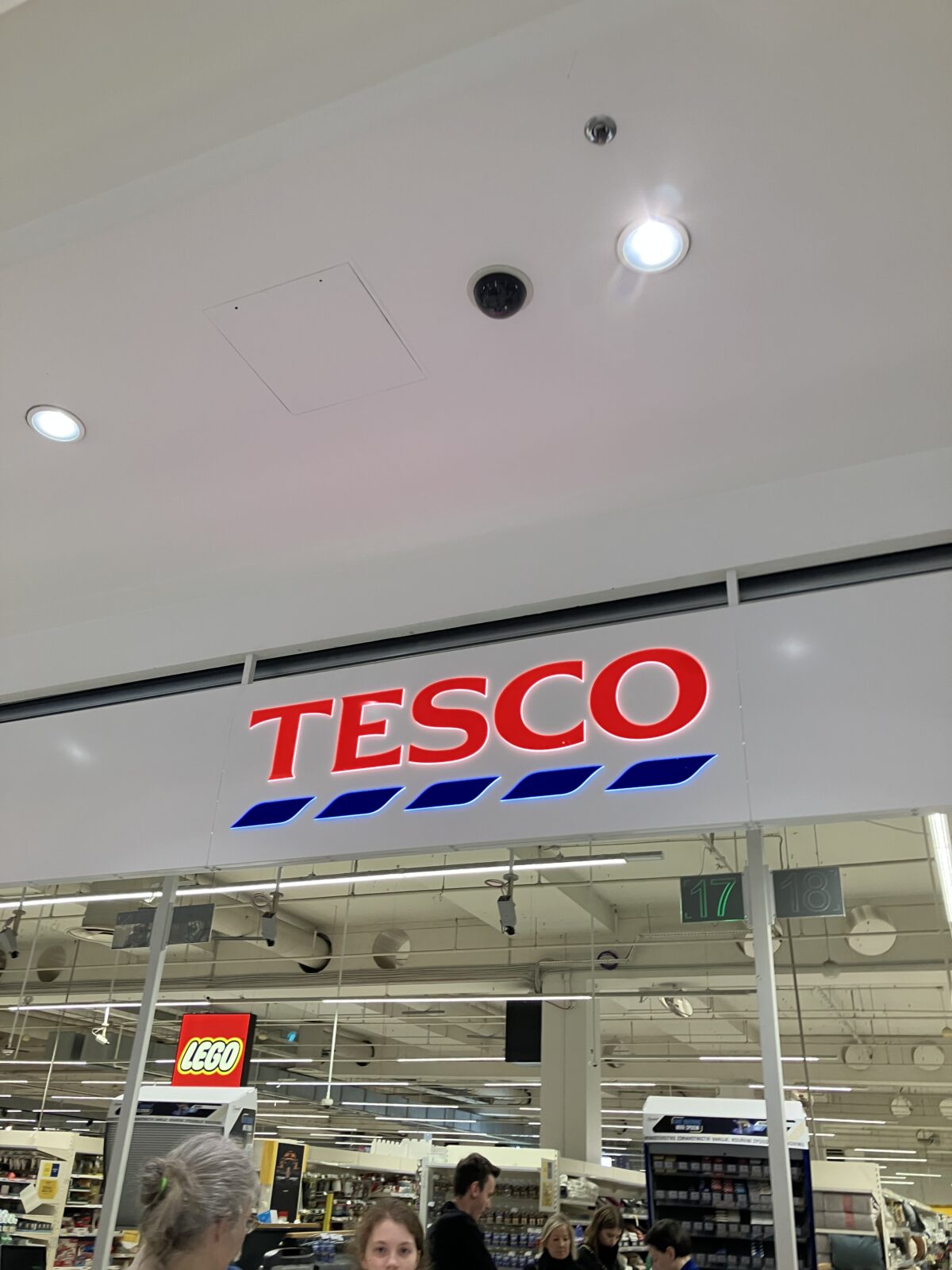 プラハスーパーTESCO入口