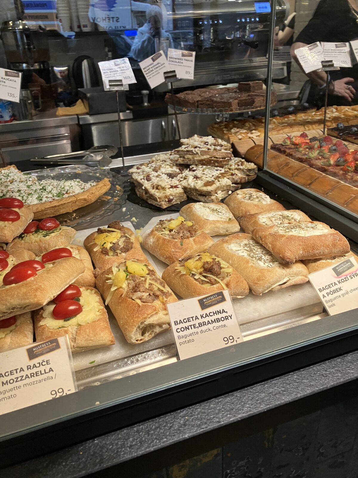 プラハで味わうおすすめカフェNostress Bakery Vězeňskáのお惣菜パン