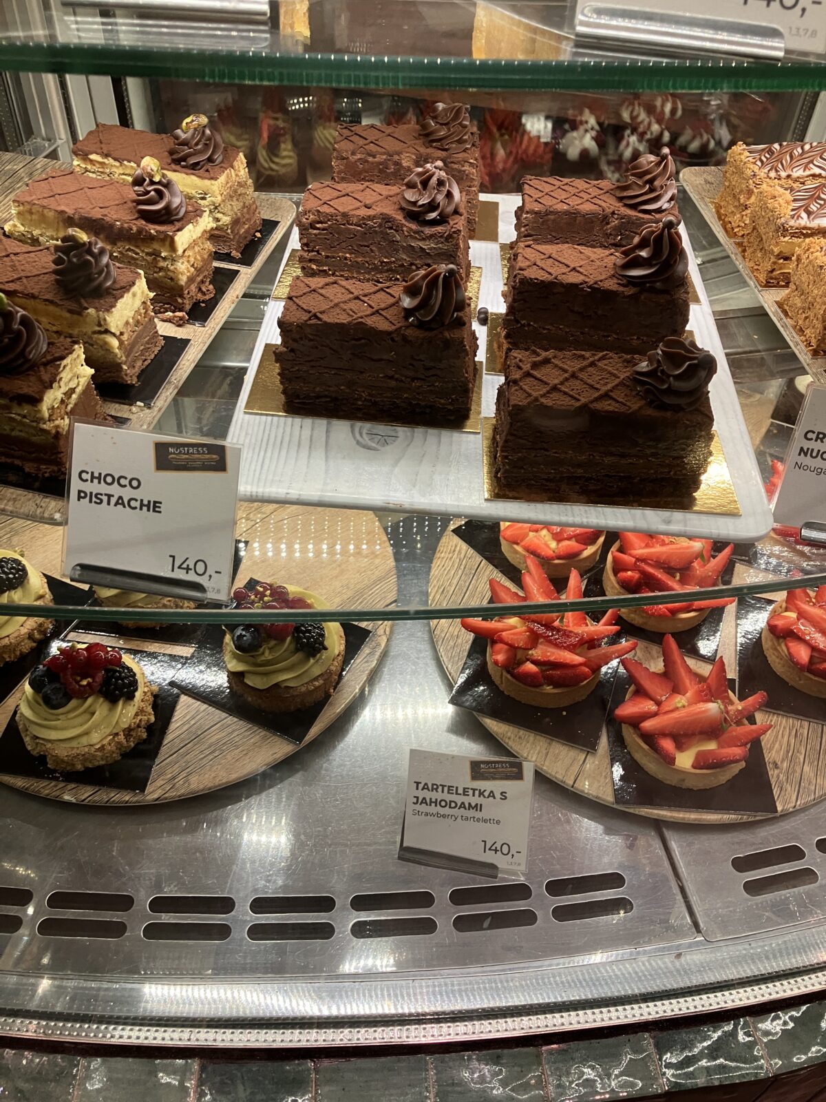 プラハで味わうおすすめカフェNostress Bakery Vězeňskáのケーキのショーケース