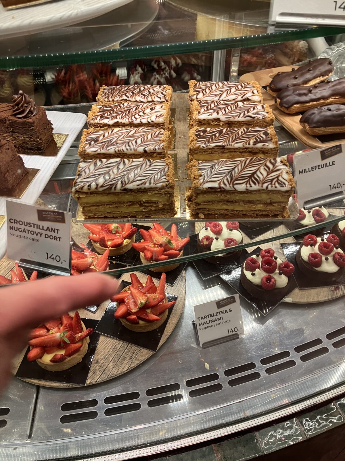 プラハで味わうおすすめカフェNostress Bakery Vězeňskáのケーキのショーケース