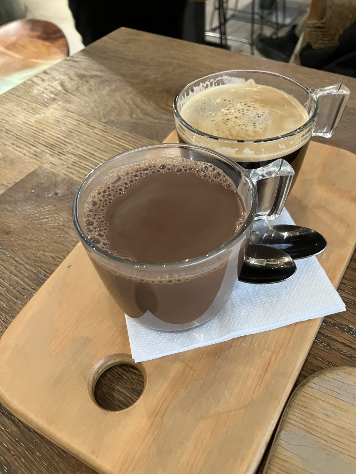 プラハで味わうおすすめカフェNostress Bakery Vězeňskáのコーヒーとホットチョコレート