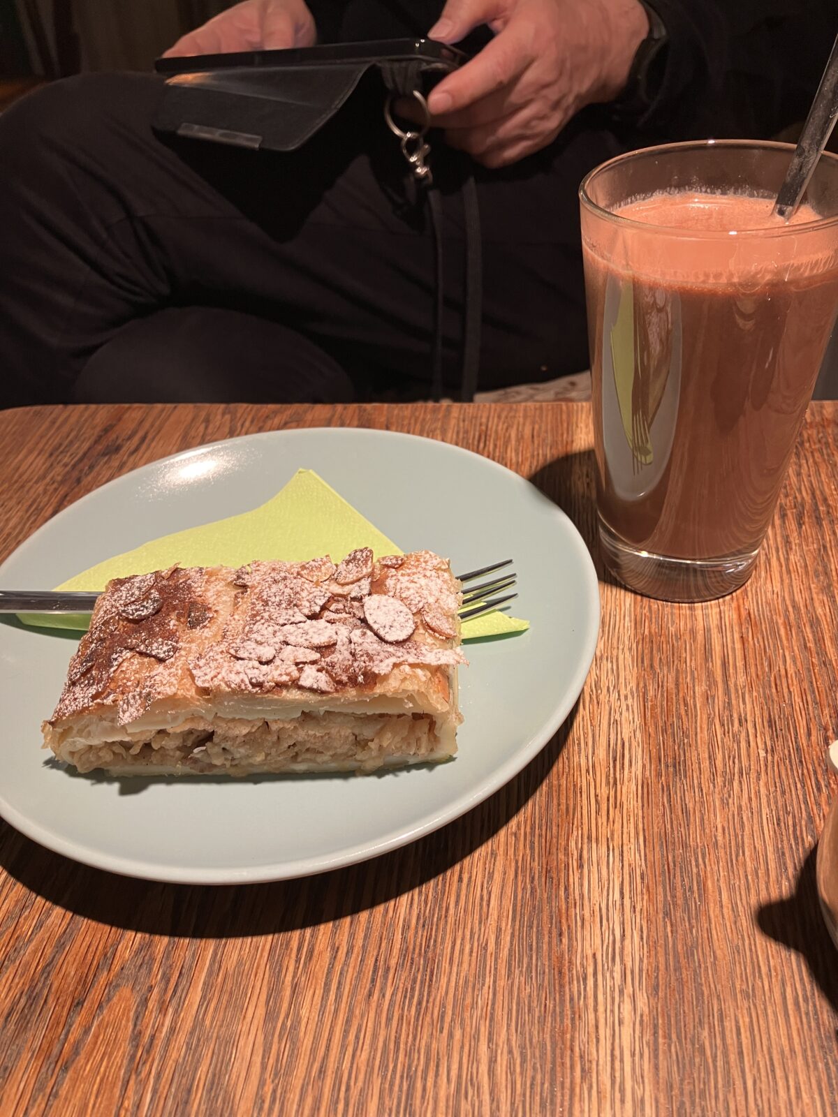 プラハで味わうおすすめカフェBistro Café - Vypečená matkaのホットチョコレートとアップルシュトゥーデル