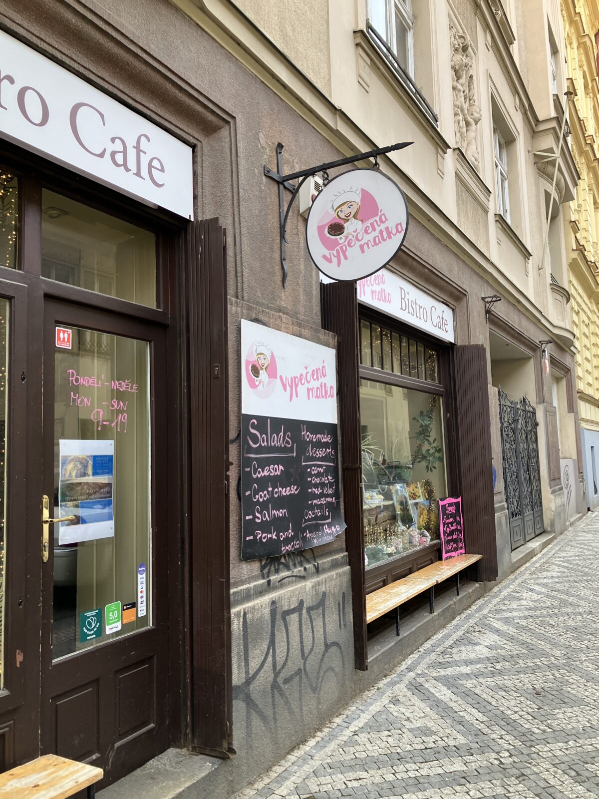 プラハで味わうおすすめカフェBistro Café - Vypečená matkaの外観店内