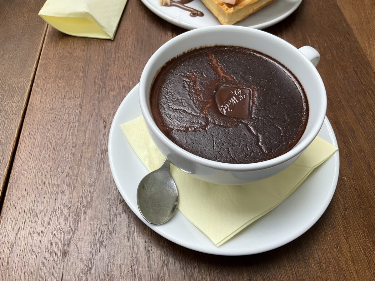 Pijalnie Czekolady E. Wedelの大きなカップのホットチョコレート