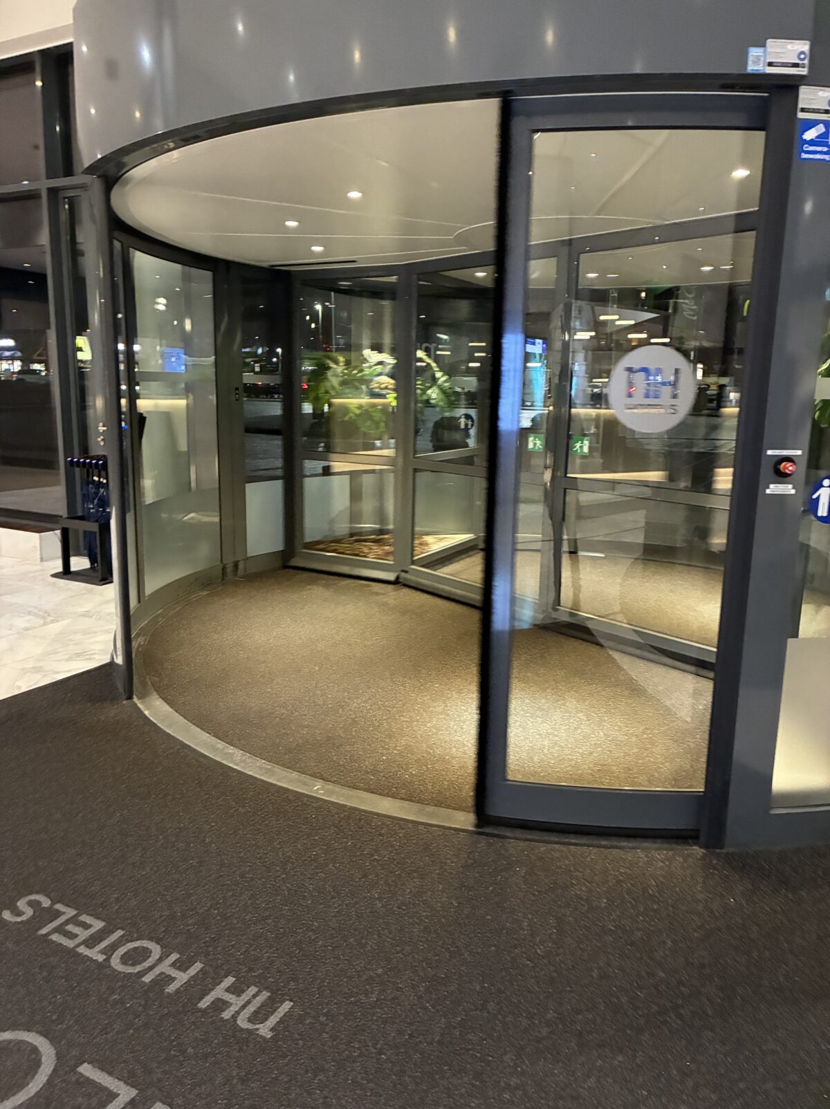 NH Amsterdam Schiphol Airportホテル入口