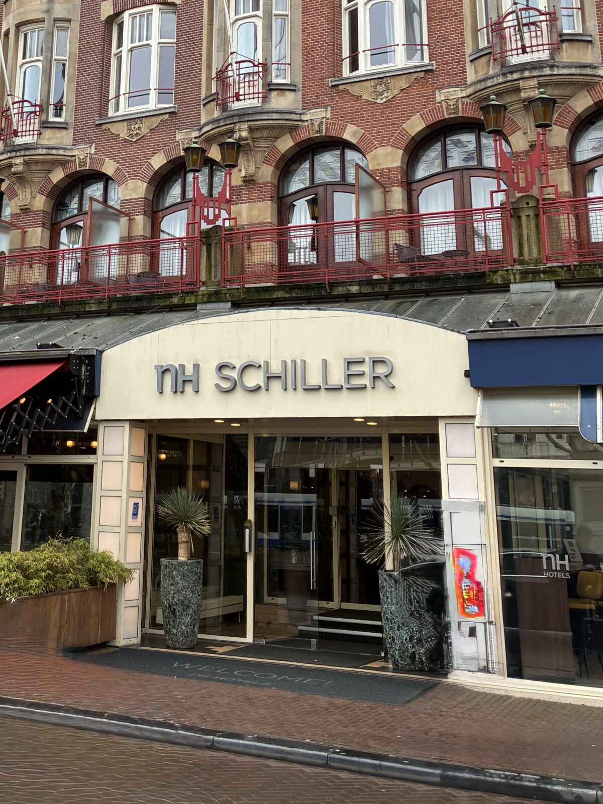 NH Amsterdam Schillerホテル入口
