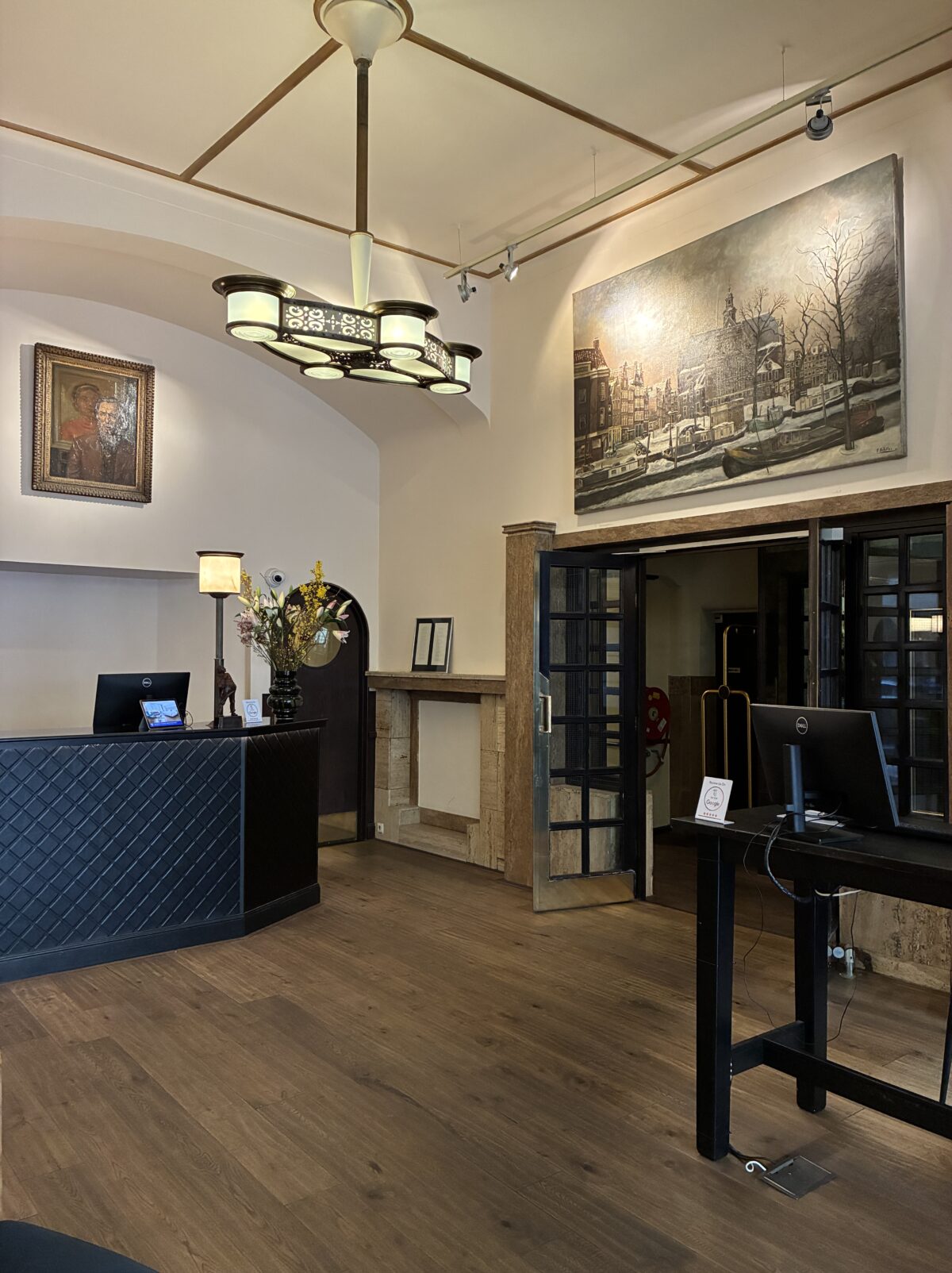 NH Amsterdam Schillerアンティークなホテルフロント