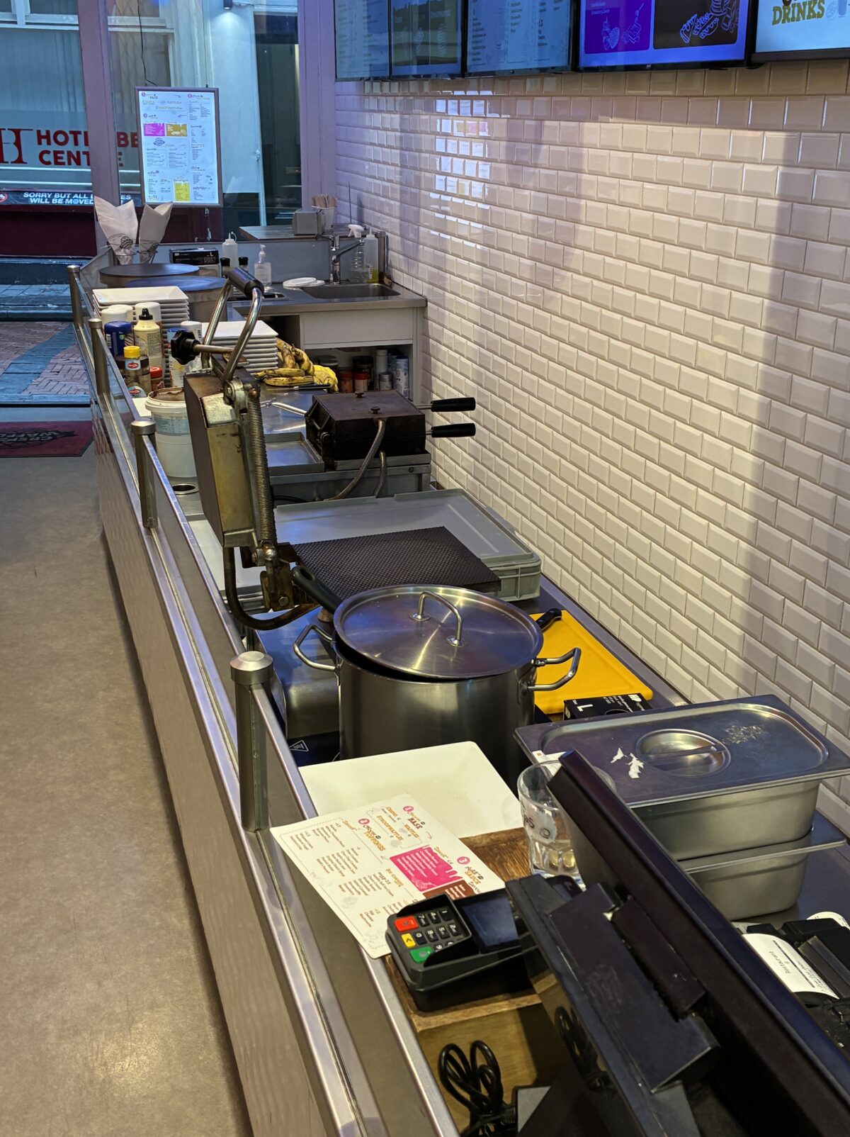 アムステルダム おすすめカフェCrepes & Waffles店内キッチン
