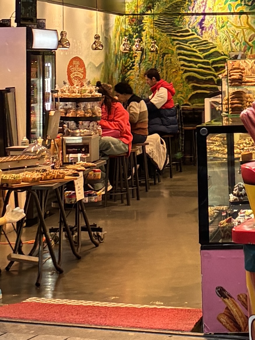 アムステルダムで立ち寄りたいスイーツ店CHOCO DELIGHT店内イートインスペース