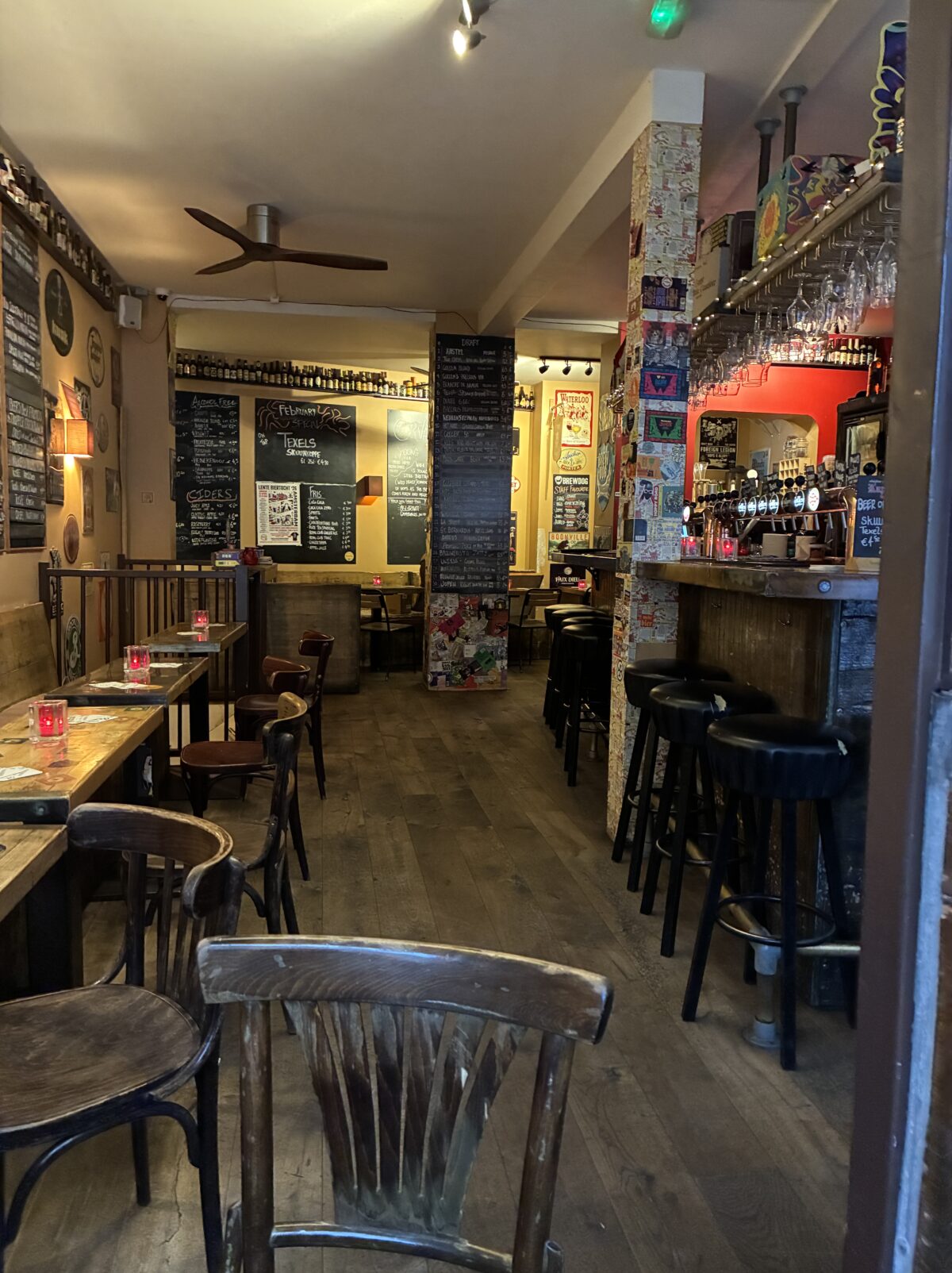 アムステルダム レストラン おすすめCafe Gollem Amstelstraat雰囲気ある店内