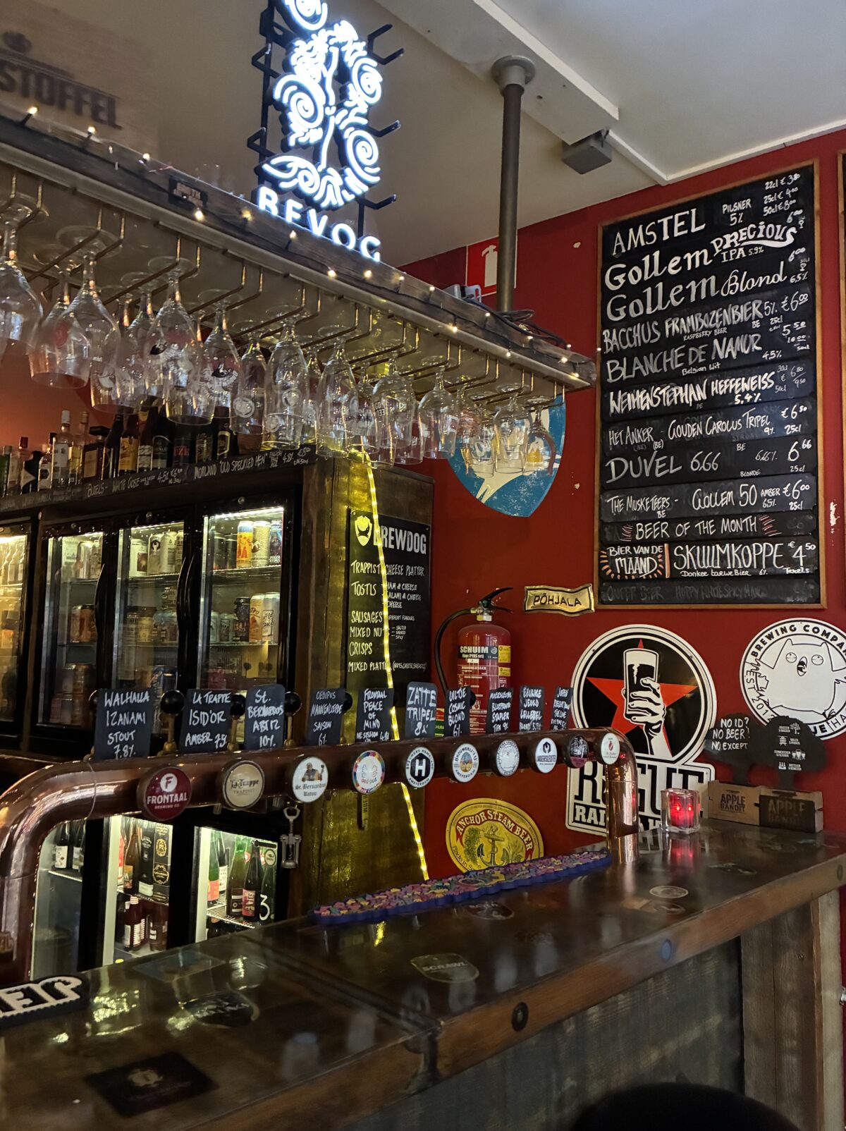 アムステルダム レストラン おすすめCafe Gollem Amstelstraat店内生ビールサーバー