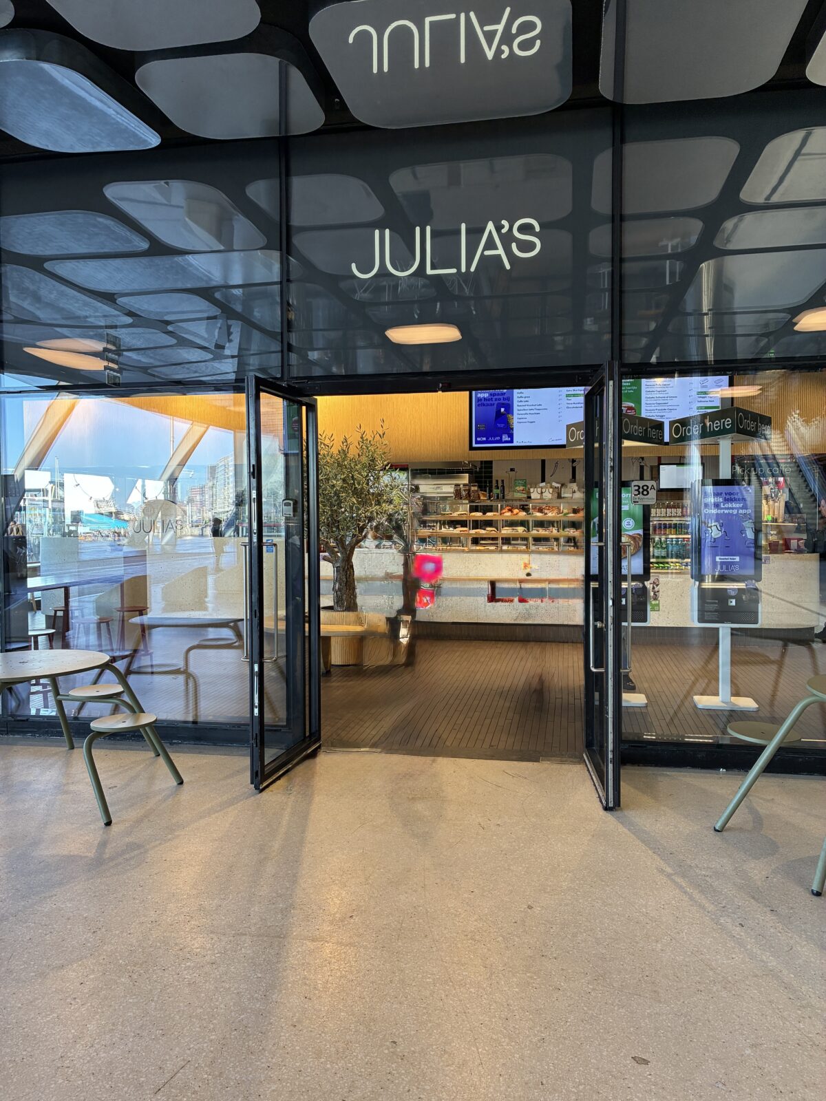 アムステルダム おすすめカフェ Julia’s Amsterdam Centraal外観