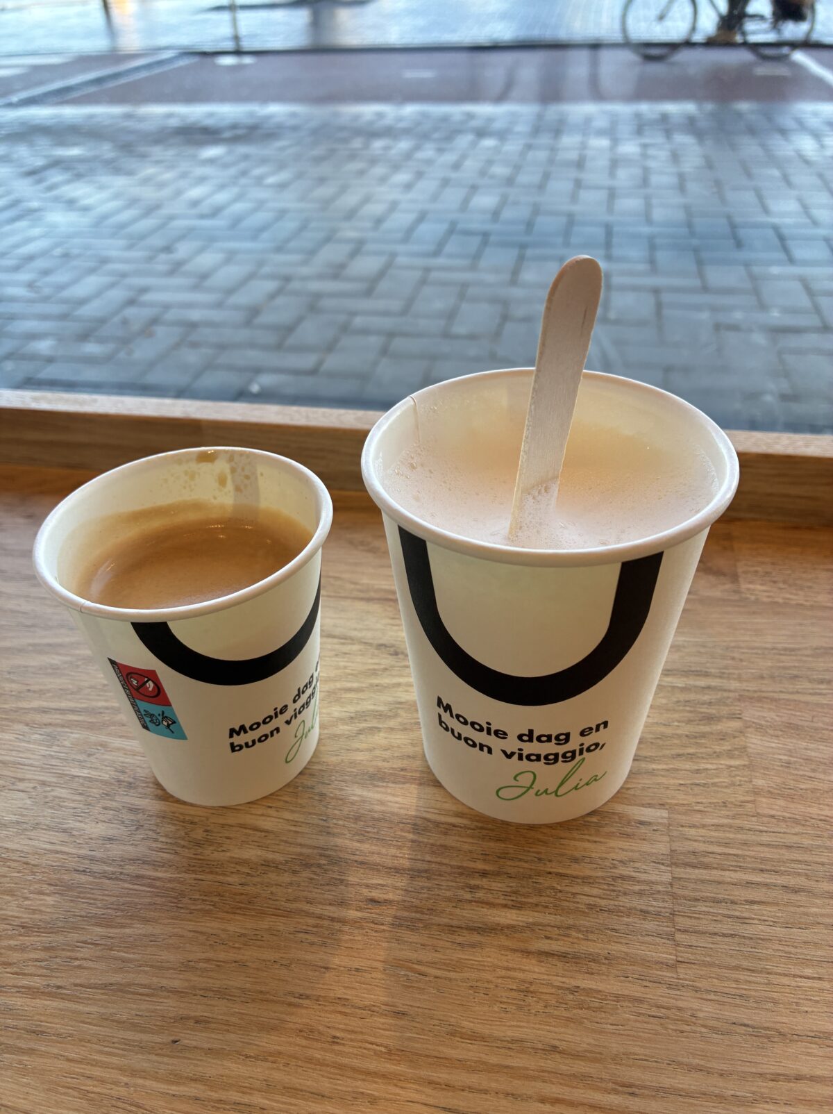 アムステルダム おすすめカフェ Julia’s Amsterdam Centraal注文品コーヒーとホットチョコレート
