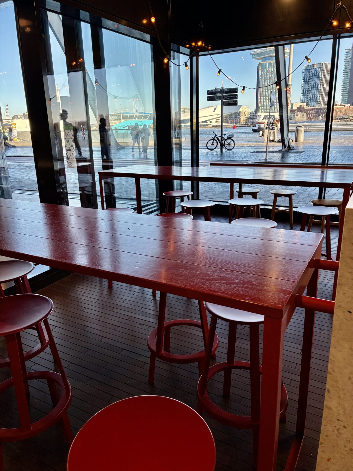 アムステルダム おすすめカフェ Julia’s Amsterdam Centraal店内