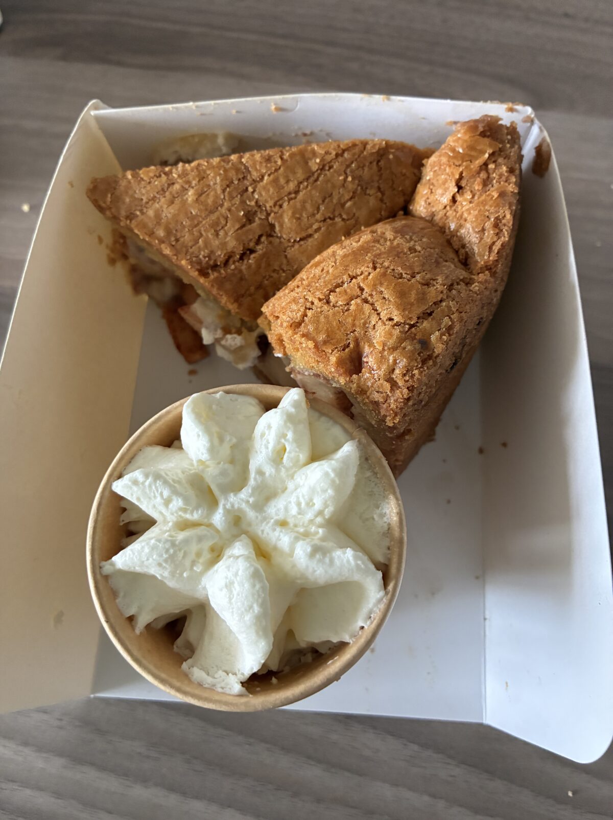 アムステルダム おすすめカフェWinkel 43クリーム付きアップルケーキ
