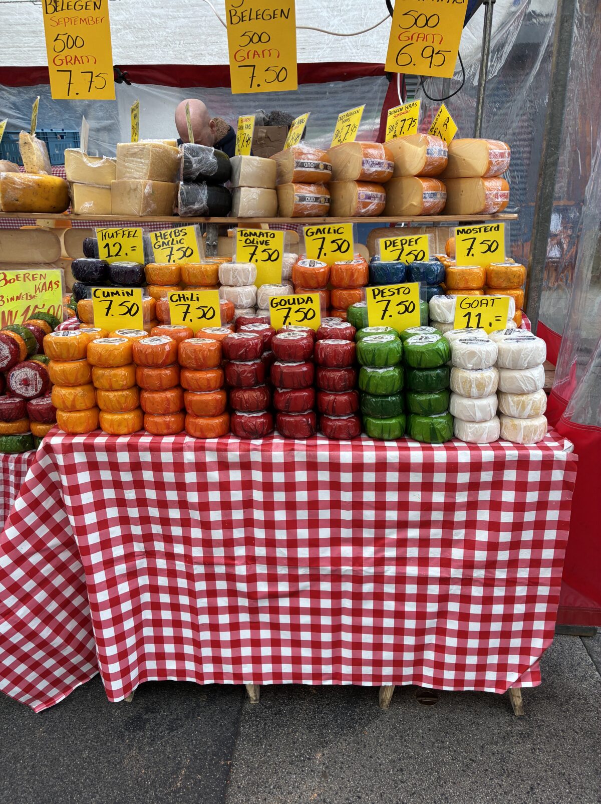 アムステルダム市場Albert Cuyp Marktのカラフルパッケージのチーズ類