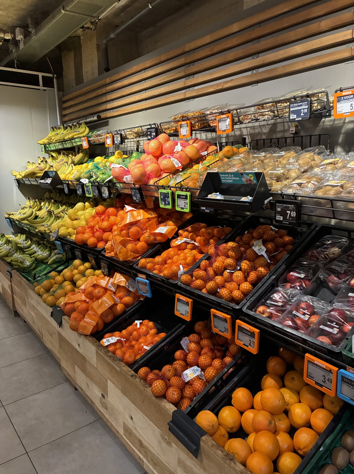 アムステルダムスーパーAlbert Heijn Utrechtsestraat店野菜売り場