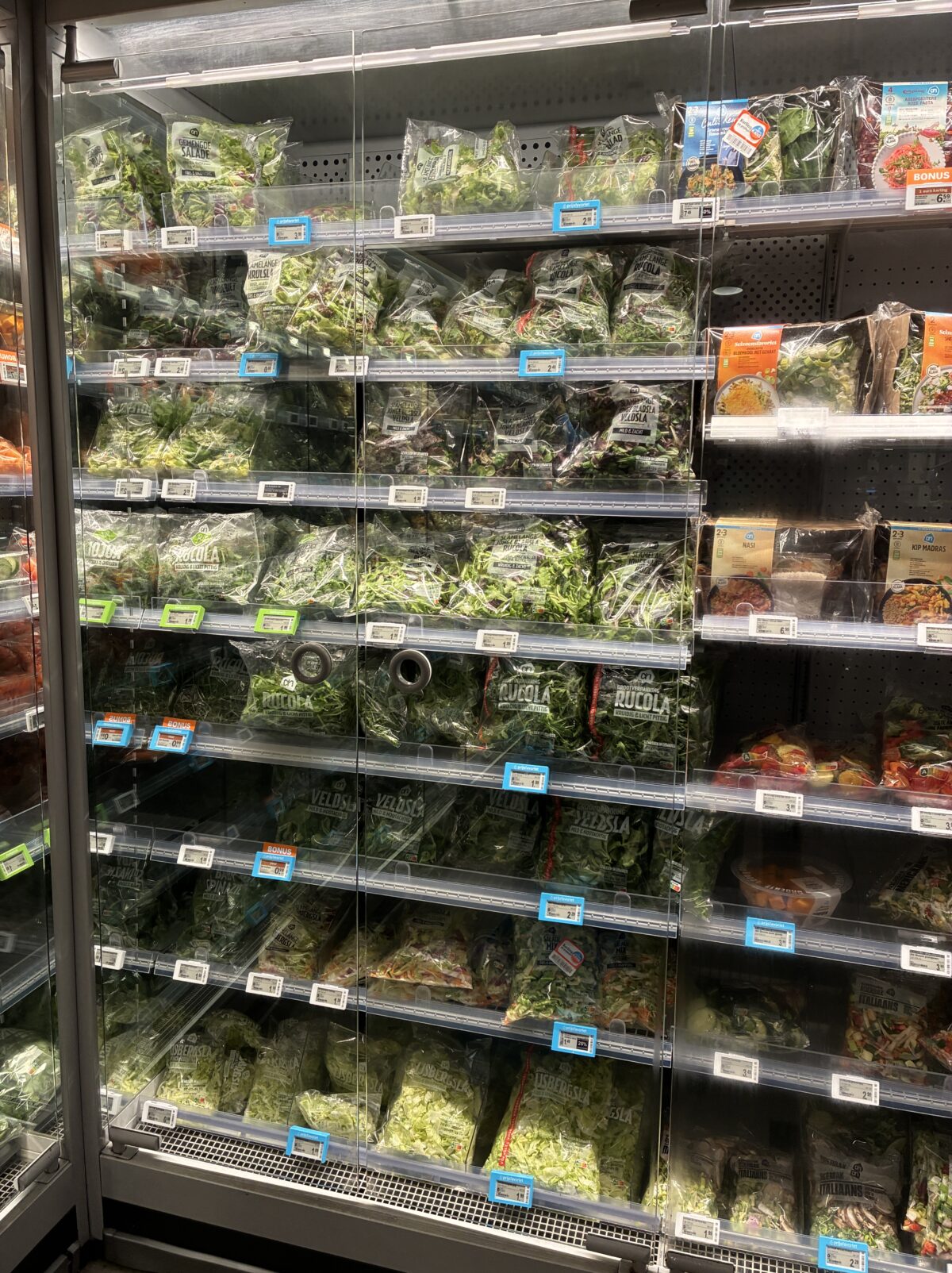 アムステルダムスーパーAlbert Heijn Utrechtsestraat店袋入りの野菜類