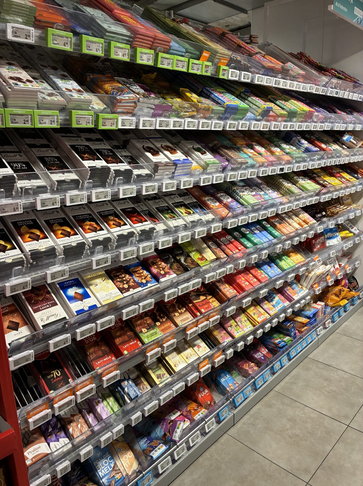 アムステルダムスーパーAlbert Heijn Utrechtsestraat店種類沢山のチョコレート売り場