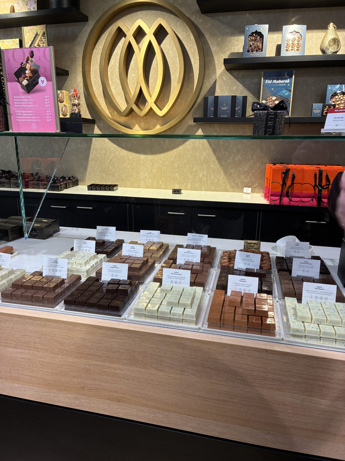 アムステルダムで立ち寄りたいチョコレート屋さんCOCO & SEBAS店内ショーケース
