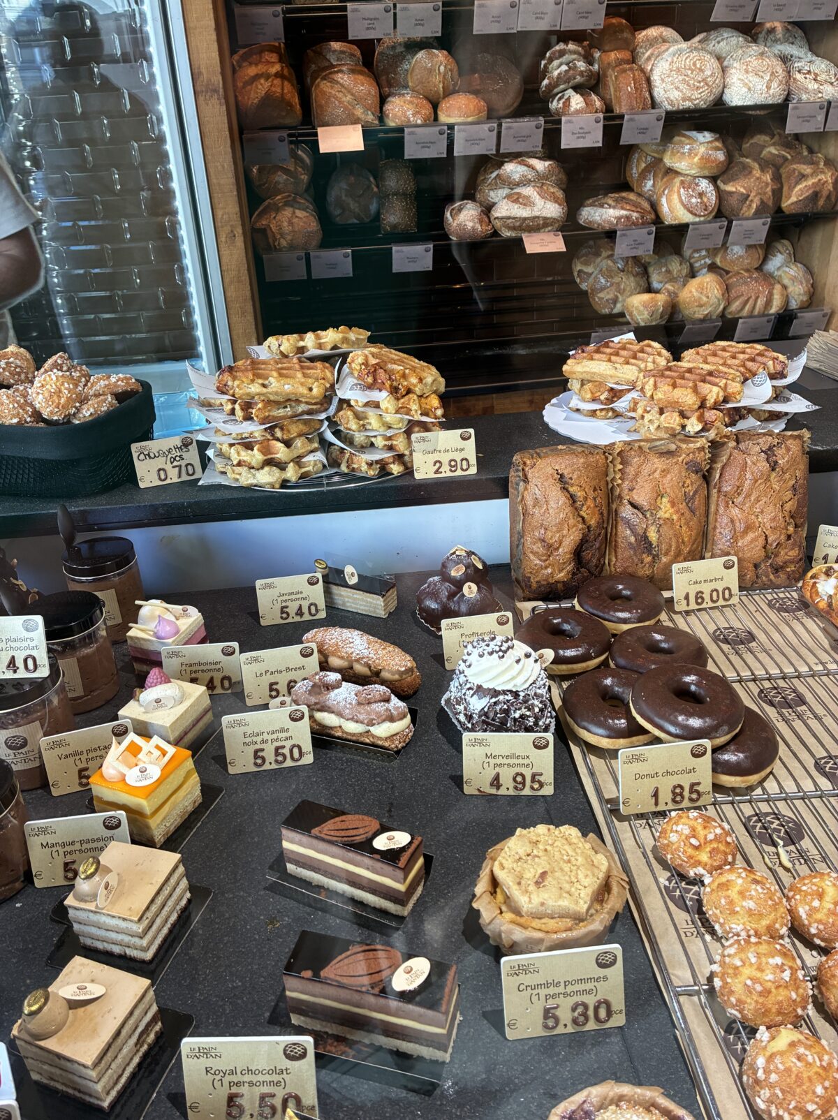リエージュ ベーカリーおすすめ
Le Pain d'Antan店内美味しそうなケーキ類