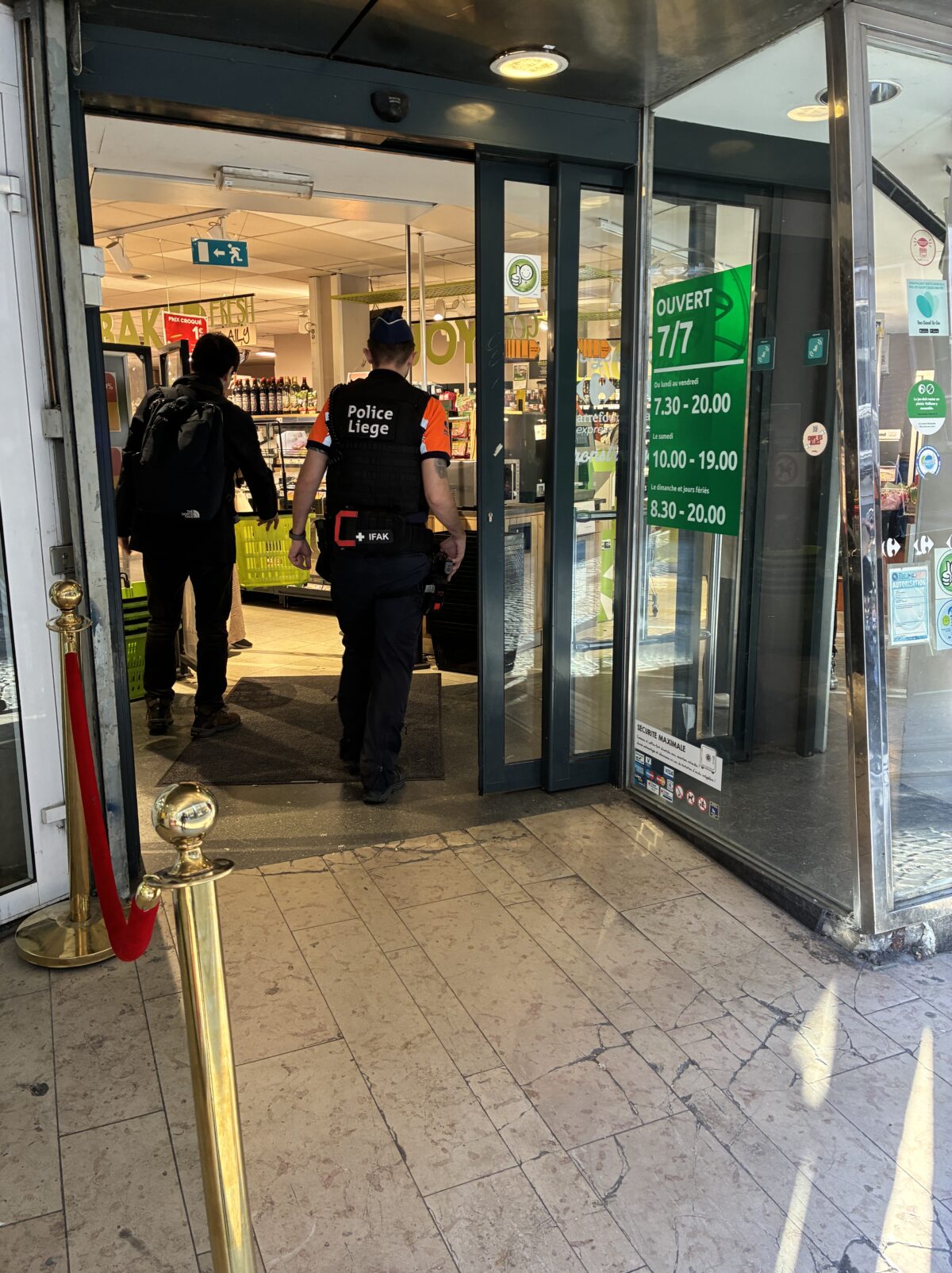 リエージュスーパーCarrefour Express LIÈGE FÉRONSTREE入口